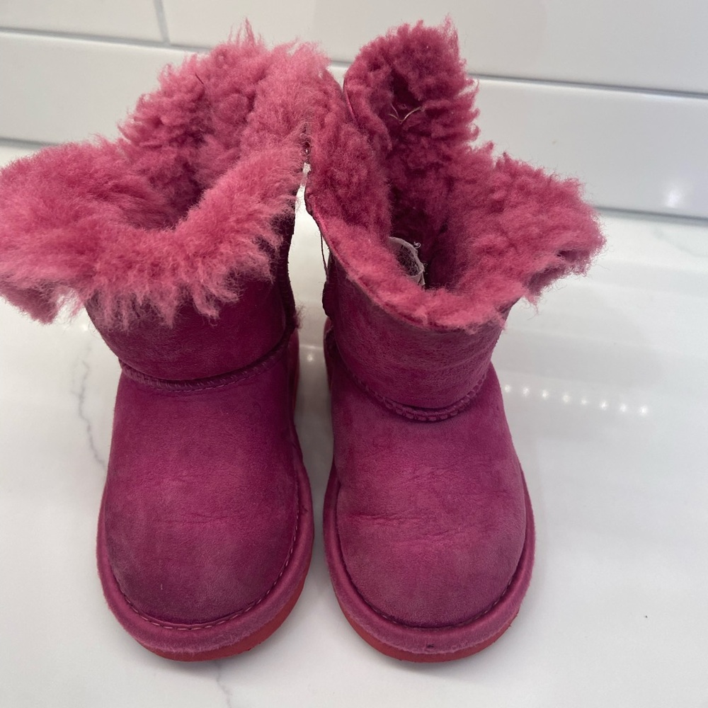 Ugg boots toddler size 6